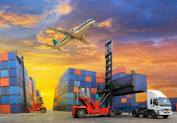 国际海运 vs. 空运：如何选择最经济的运输方式？